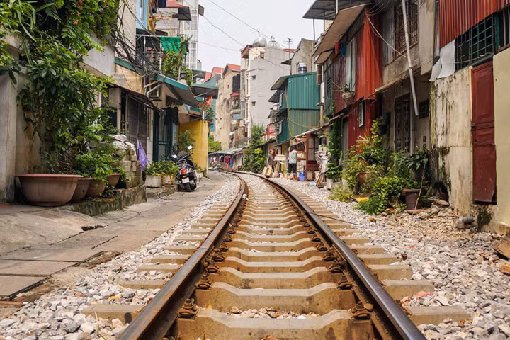 Phố phường Hà Nội: Đông đúc, náo nhiệt và cổ kính, Hà Nội mang một vẻ đẹp mà ít thủ đô nào có được. Nơi đây còn lưu lại dấu ấn kiến trúc Pháp. Đó là lý do vì sao Hà Nội còn được ví như Paris của phương Đông. 