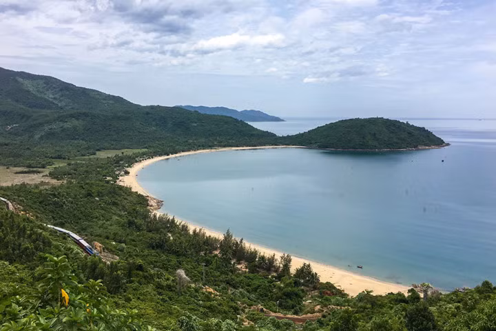 Đèo Hải Vân: Đây là con đường đèo trên núi Bạch Mã với hướng nhìn ra Biển Đông. Cái tên Hải Vân có nghĩa là biển mây. Bạn chắc hẳn sẽ chưa từng thấy một cảnh tượng nào hùng vĩ đến vậy.