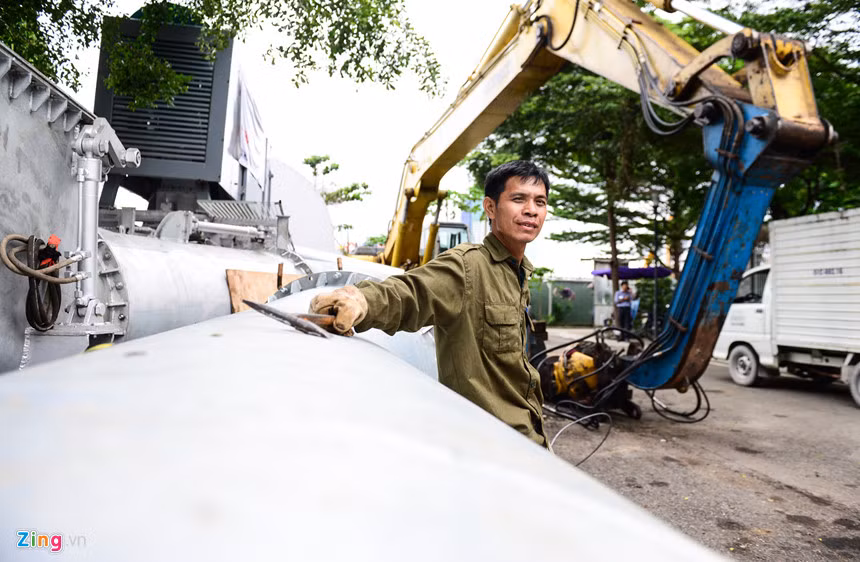Anh Nguyễn Văn Nguyên, công nhân trạm bơm, cho biết công nhân làm ngày 3 ca, gần như 24/24h để đẩy nhanh tiến độ. "Vì công trình lắp đặt ngoài trời nên những lúc trời mưa phải dừng lại, một số thiết bị gặp trục trặc ngoài ý muốn khiến làm việc việc bị trễ", anh Nguyên than thở. 