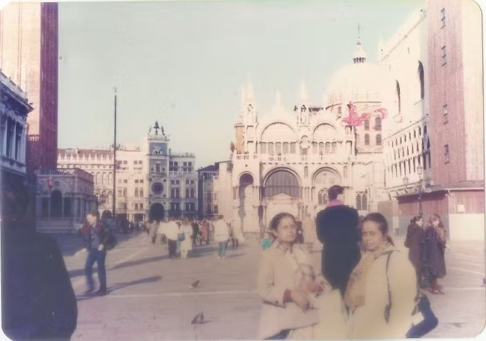  Cụ bà 79 tuổi vẫn du lịch 25 nước gây ấn tượng với mọi người bằng sự tự tin, thái độ niềm nở. Chuyến đi đầu tiên của cụ bà là đến Mỹ, cách nơi bà sống nửa vòng trái đất. Lúc đó, cụ bà vẫn mặc bộ quần áo saree với một chiếc bindi tròn trên trán, bà đã đi lang thang để ngắm cảnh không mệt mỏi. 