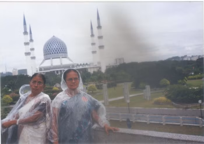 Trong những năm sau đó, cụ bà Itee Ghosh đã tiếp tục trải nghiệm tuyệt vời từ những chuyến du lịch của mình đến khắp các nơi trên thế giới và cụ nói rằng tuổi tác chỉ là một con số. Khi cụ bà không đi du lịch, cụ sẽ đến làm việc tại một trường tiểu học hoặc thưởng thức những món ăn truyền thống của Bengali. Hãy cùng cụ bà Itee Ghosh ôn lại những kỷ niệm tuyệt đẹp từ những chuyến đi của mình. 