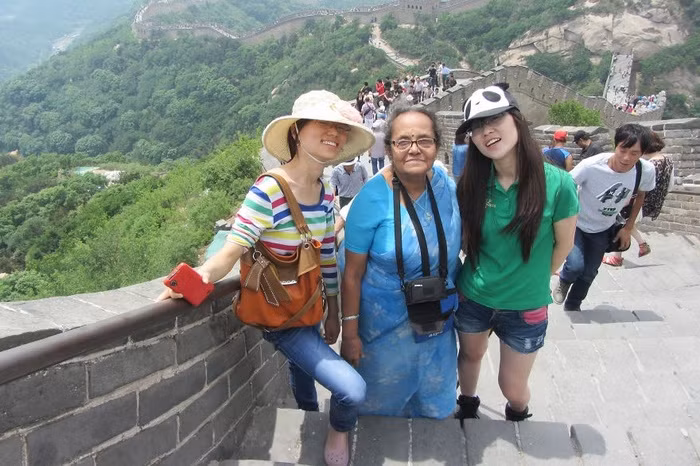 Cụ bà Itee Ghosh đến thăm Vạn Lý Trường Thành, Trung Quốc vào năm 2013.