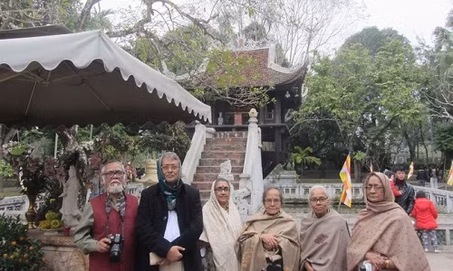 Cụ bà Itee Ghosh cũng đã đến vịnh Hạ Long và chùa Một Cột, Việt Nam vào năm 2017.