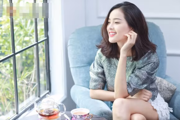 Cách đây không lâu, Hạ Vi xác nhận đã chia tay "Thiếu gia phố núi" Cường Đô la. Nguyên nhân cặp đôi chia tay là do không tìm được tiếng nói chung trong chuyện tình cảm.