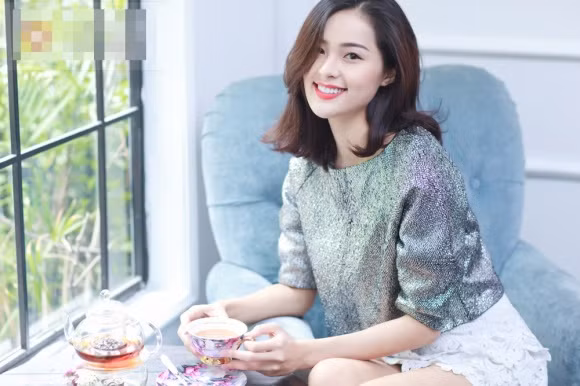 Trong thời gian hẹn hò Cường Đô la, có khoảng thời gian Hạ Vi bị chê kém sắc. Sau đó, Hạ Vi đã chú ý chăm chút nhan sắc hơn để xuất hiện trước công chúng với hình ảnh rạng rỡ nhất.