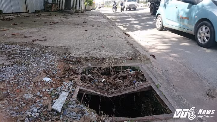 Điều đáng nói ngay trước trường Mần non Hoa Mặt Trời (xã Tân Phước Khánh, huyện Tân Uyên) có tới 2 cống thoát nước xuống cấp nghiêm trọng, không còn nắp đậy, để lộ hố sâu, rộng có thể “nuốt chửng” cả người lớn chỉ cần một chút sơ sểnh.