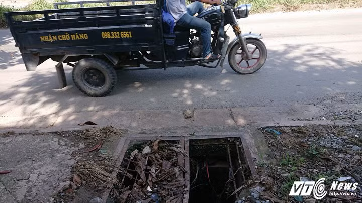 Có cống thoát nước nằm trên lề đường bị mất nắp cống, lộ ra hố có diện tích gần 1m2, sâu hơn 5m. 