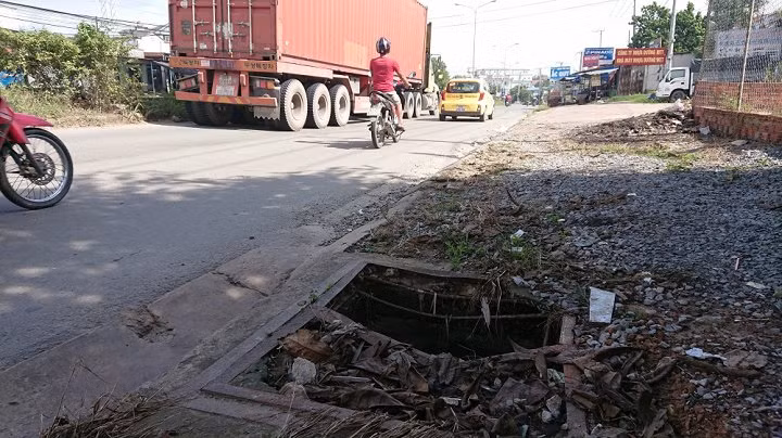 Theo quan sát của PV, trong phạm vi kéo dài khoảng 1km, nhưng đường DT 747 có tới hơn 10 nắp cống, đường cống thoát nước sụt lún xuống cấp, vỡ toác nghiêm trọng để lộ ra những hố sâu lớn nhìn thấu cống thải. 