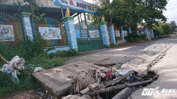 “Đoạn đường này xuống cấp nghiêm trọng, thường xuyên xảy ra tai nạn. Chúng tôi rất bức xúc vì hiện nay có nhiều nắp cống và đường cống bị nứt toác tạo ra những hố sâu lớn có thể nốt chửng cả người lớn. Ai nhìn thấy những “hố tử thần” này cũng bị ám ảnh, rùng mình. Mùa mưa sắp tới, chúng tôi rất lo lắng. Nếu cơ quan chức năng không sửa chữa kịp thời thì tai nạn chết người có thể xảy ra bất cứ lúc nào”, chị Huyền bức xúc.