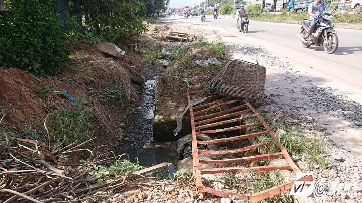 Trước thực trạng này, người dân đã dùng những khúc gỗ, thanh sắt rào chắn thô sơ để cảnh báo người dân, tránh tai nạn đáng tiếc. 