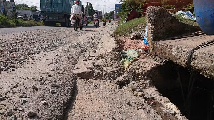 Miệng cống có thể nuốt chửng người và phương tiện tham gia giao thông bất cứ lúc nào. 