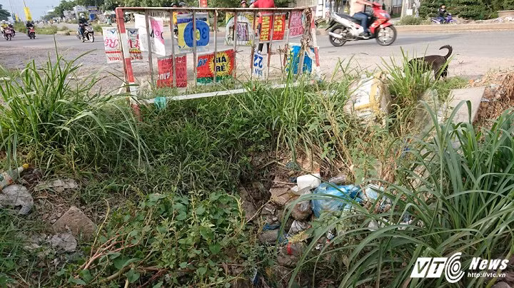 Một cống nước hư hỏng trở thành bãi rác của người dân. 