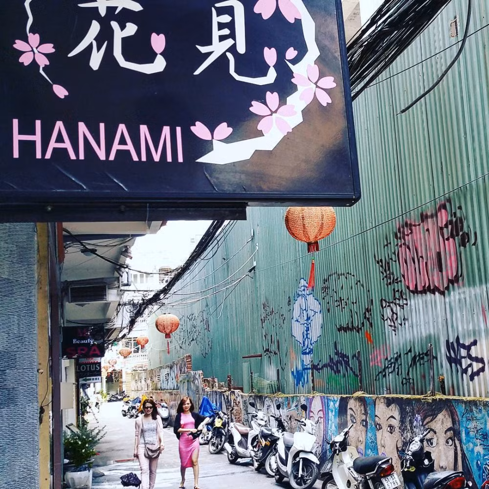 Đặc biệt, bạn đi sâu vào hẻm 15B sẽ bắt gặp bức tường vẽ graffiti độc đáo và cũng rất đậm chất Sài Gòn.