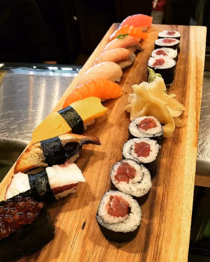 Ở đây, bạn có thể tìm thấy hầu hết món ăn từ bình dân đến sang trọng của đất nước mặt trời mọc như mì Ramen, bánh xèo, bánh Takoyaki, sashimi, sushi, mochi... 