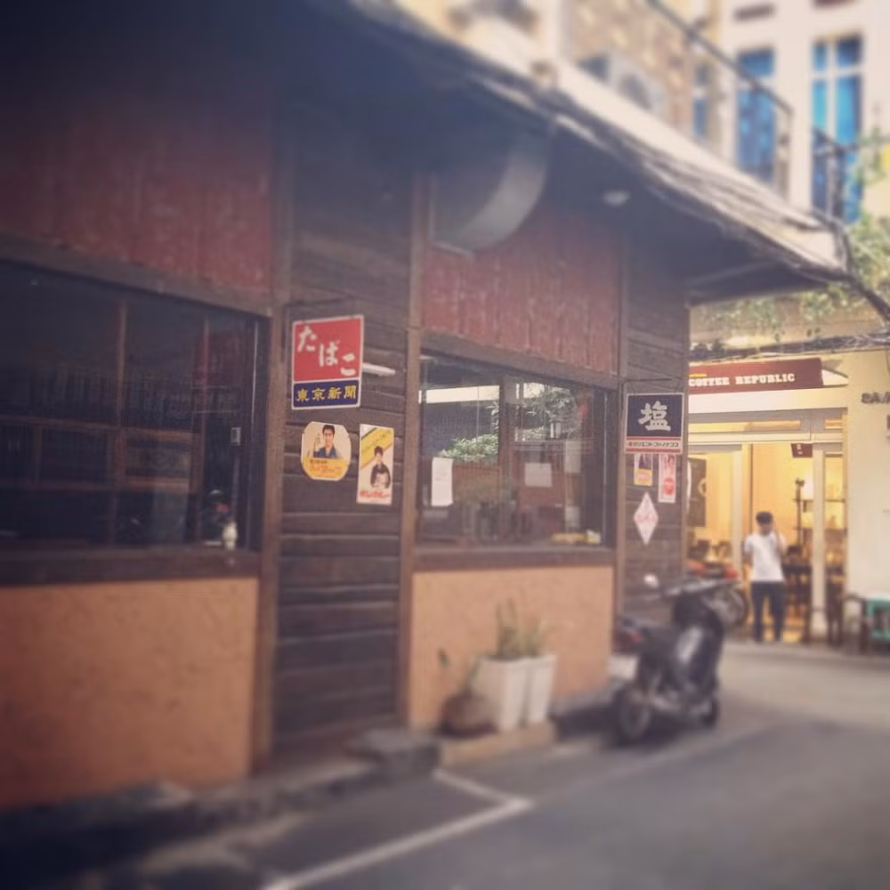 Phần lớn hàng quán ở đây là nhà hàng ẩm thực với đặc trưng là giữ nguyên hương vị gốc của món ăn, phần vì chủ quán là người Nhật, phần vì khách tìm đến đa số cũng là người Nhật sống ở TP HCM. 