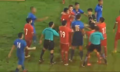 Xau ho canh cau thu Myanmar, Singapore dau vo trong tran “thuy chien”