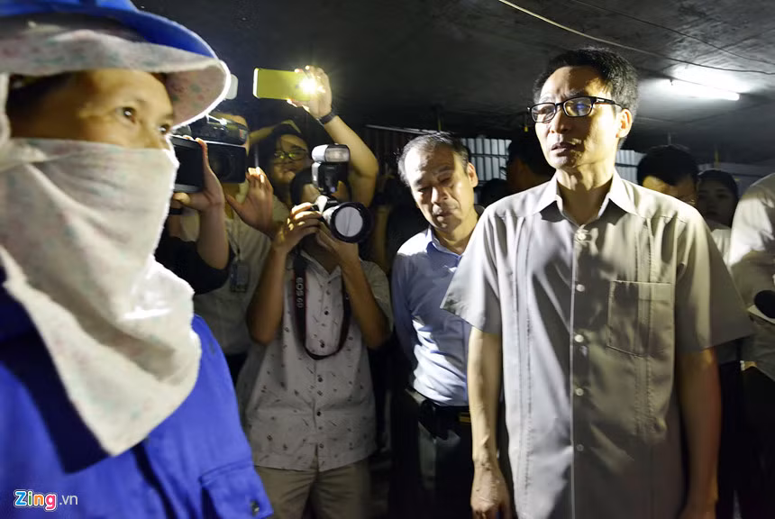 Ông hỏi thăm một công nhân đang làm việc tại đây về tình hình sốt xuất huyết, đưa ra lời khuyên và động viên nữ công nhân cố gắng thực hiện tốt công tác phòng dịch. 