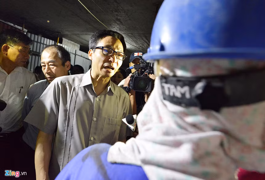 Đoàn đến kiểm tra một công trình xây dựng tại phường Láng Thượng, quận Đống Đa, Hà Nội. Đây từng là ổ dịch sốt xuất huyết có số lượng người mắc lớn. Phó thủ tướng đi sâu vào từng ngóc ngách của công trường, hướng dẫn những công nhân cách phòng tránh dịch bệnh như hạn chế các nơi nước đọng, dọn sạch rác thải, cống rãnh.