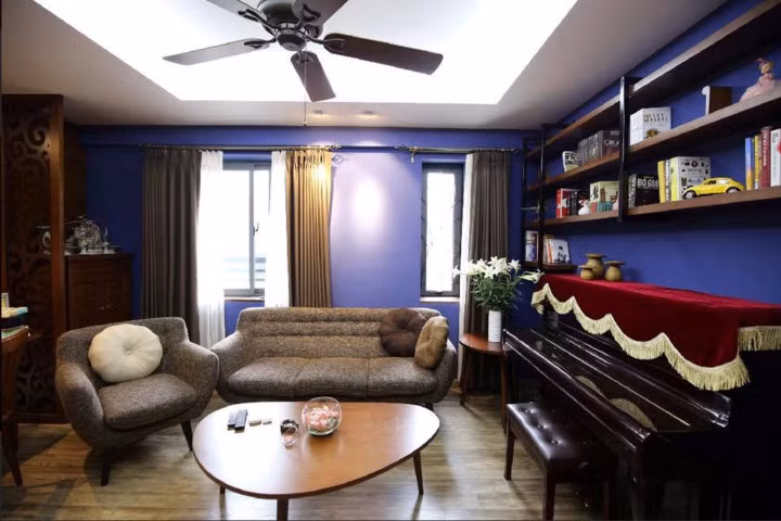 Nội thất căn hộ đều đến mức tối giản các chi tiết. Cây đàn piano ngay phòng khách là góc thư giãn của hai mẹ con. Thuỳ Dương sử dụng gạch bông trang trí cho phòng bếp khiến căn hộ mang nét đẹp độc đáo. 