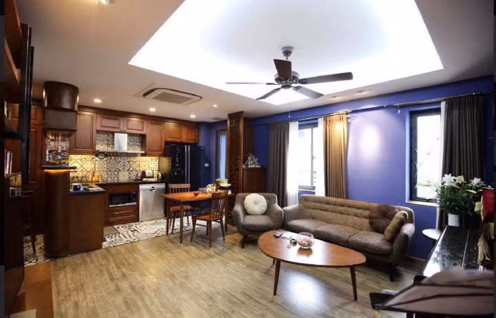 Căn hộ thể hiện gu thẩm mỹ tinh tế của nữ chủ nhân. Thuỳ Dương sử dụng các tông màu trầm, trung tính, ánh sáng đèn vàng khiến không gian lung linh, ấm áp. 