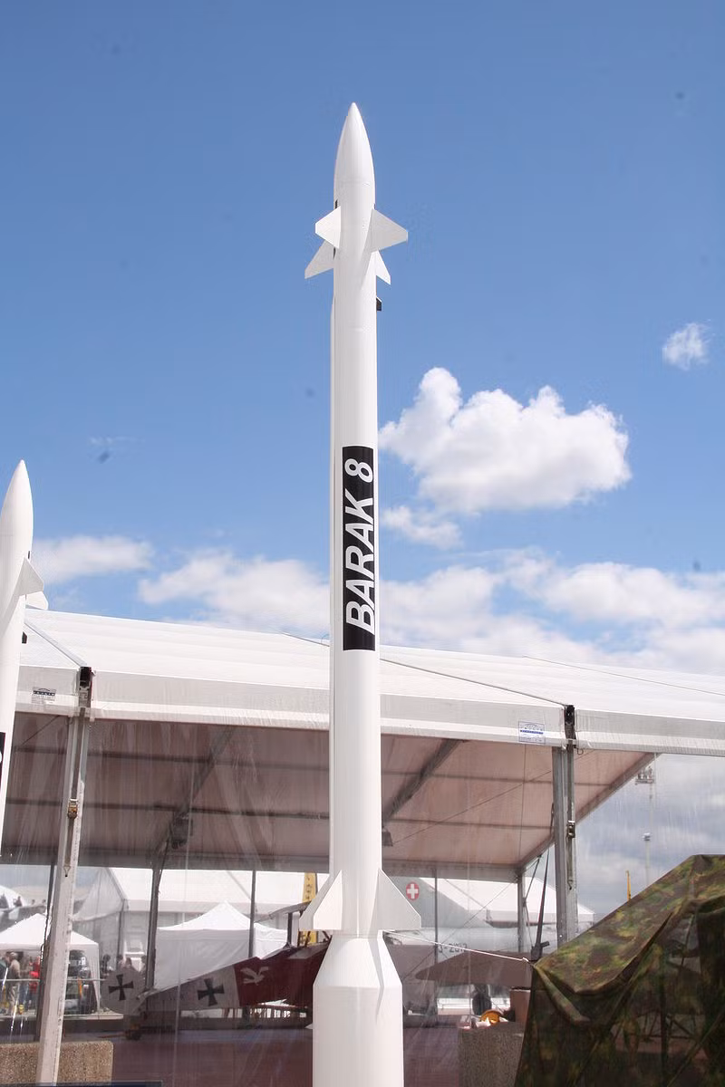 Đạn tên lửa phòng không Barak 8 được trang bị đầu tự dẫn radar chủ động hoặc hồng ngoại với khả năng bắn hạ mục tiêu ở cự ly tối thiểu chỉ 500m, tối đa 70-90km tùy phiên bản, độ cao từ 0 tới 16km. Đạn tên lửa trang bị hệ thống kiểm soát véc tơ lực đẩy cho khả năng bắn chặn các mục tiêu cơ động cao như tên lửa hành trình.
