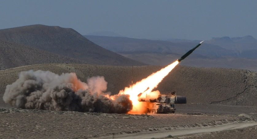 Buk-MB là biến thể hiện đại hóa sâu của mẫu cơ sở Buk sau khi sửa chữa và thay thế hoàn toàn các bộ phận và phân hệ lạc hậu. Tất cả các thiết bị máy móc cũ đã được thay bằng linh kiện điện tử hiện đại sản xuất tại Belarus. Sau nâng cấp, mỗi xe hỏa lực có thể hoạt động trong đội hình tiểu đoàn, hoặc độc lập. Do mỗi bệ phóng cũng là một đơn vị hỏa lực độc lập, nên tiểu đoàn Buk-MB cho phép bắn đồng thời đến 6 mục tiêu bay từ mọi hướng.