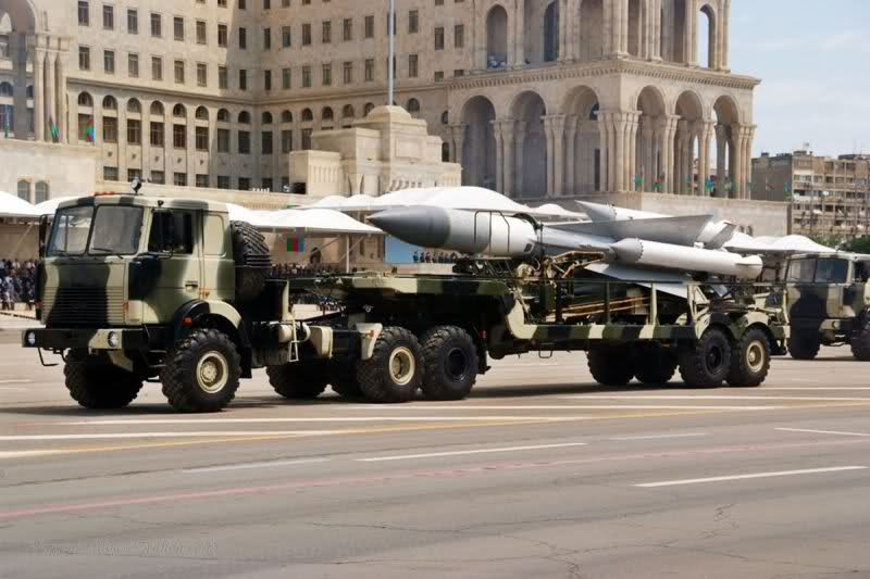 Ngoài ra, Azerbaijan còn có 2-3 tổ hợp tên lửa phòng không tầm siêu xa S-200 Angara với tầm bắn 200-300km, độ cao bắn chặn đến 40km.