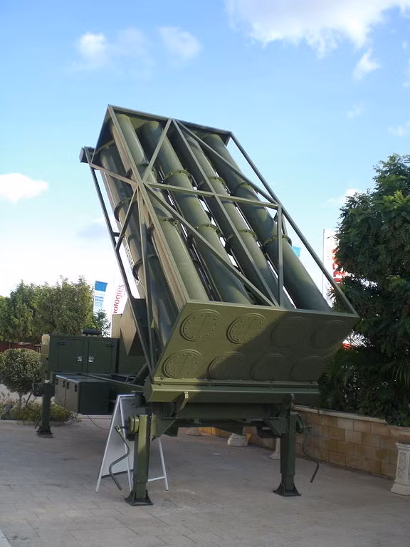 Ngoài việc mua sắm S-300PMU2, Azerbaijan đã đầu tử hàng trăm triệu USD mua hệ thống tên lửa phòng không tầm xa Barak 8 do Israel sản xuất. Loại vũ khí này có khả năng bắn hạ các mục tiêu máy bay, tên lửa hành trình, tên lửa chống hạm ở tầm bắn tối đa đến 70km.