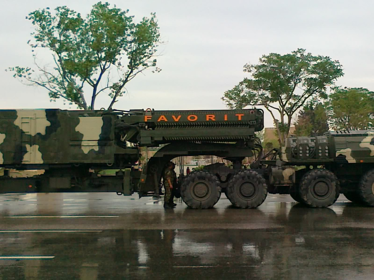 Tuy Armenia cũng có S-300 nhưng đó là thế hệ đầu của dòng tên lửa này với tầm bắn khoảng 100km. Trong khi S-300PMU2 là phiên bản hiện đại hóa có sức mạnh vượt trội hoàn toàn với tầm bắn ước đạt 200km, có khả năng đối phó với tên lửa đạn đạo chiến thuật tầm ngắn – tầm trung ngoài khả năng tiêu diệt mọi loại máy bay, tên lửa hành trình…