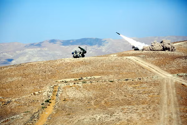 Hệ thống Buk-MB có khả năng bắn 2 loại tên lửa 1 tầng nhiên liệu rắn do Nga phát triển. Tên lửa 9M38M1 có tốc độ 850 m/s, tầm bắn 35 km, trần tiêu diệt mục tiêu 22,5 km, xác suất diệt mục tiêu 0,71. Tên lửa 9M317 có tốc độ 1.230 m/s, tầm bắn 42 km, độ cao diệt mục tiêu 25 km và độ chính xác 0,78.