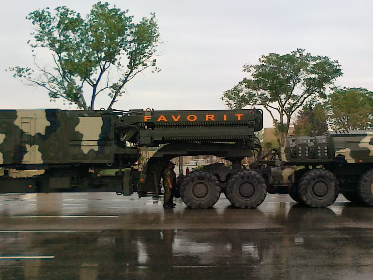 Tuy Armenia cũng có S-300 nhưng đó là thế hệ đầu của dòng tên lửa này với tầm bắn khoảng 100km. Trong khi S-300PMU2 là phiên bản hiện đại hóa có sức mạnh vượt trội hoàn toàn với tầm bắn ước đạt 200km, có khả năng đối phó với tên lửa đạn đạo chiến thuật tầm ngắn – tầm trung ngoài khả năng tiêu diệt mọi loại máy bay, tên lửa hành trình…