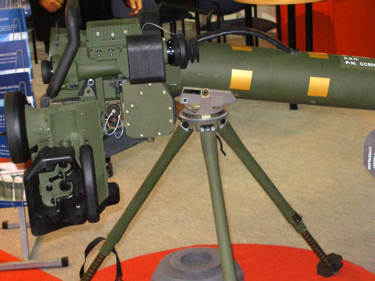 Spike LR là hệ thống tên lửa chống tăng "bắn và quên" thế hệ 4 do công ty Rafael phát triển. Loại vũ khí này được trang bị những công nghệ thậm chí còn vượt trội tên lửa Nga nhưng hệ dẫn đường thông minh "bắn và quên" (sau khi bắn, xạ thủ ung dung rời khỏi vị trí bắn, tên lửa tự tìm mục tiêu); có khả năng bay theo quỹ đạo hướng thẳng xuống nóc tháp pháo; hệ thống dẫn đường cực kỳ thông minh (kết hợp đầu dò hồng ngoại, quang học...).