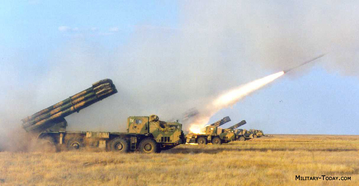 BM-30 Smerch được trang bị đạn rocket tiêu chuẩn cỡ 300mm, dài 7,6m, nặng 800kg, đạt tầm bắn 20-70km. Ước tính thời gian bắt hết 12 viên đạn mất 38 giây.