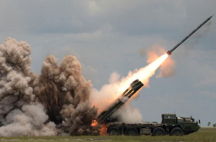 Xe phóng 9A52-2 của tổ hợp pháo phản lực BM-30 được thiết kế bệ phóng 12 nòng cỡ 300mm đặt ở đuôi xe cùng hệ thống thủy lực nâng hạ pháo.