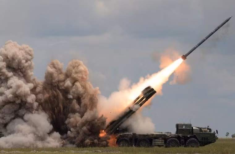 Xe phóng 9A52-2 của tổ hợp pháo phản lực BM-30 được thiết kế bệ phóng 12 nòng cỡ 300mm đặt ở đuôi xe cùng hệ thống thủy lực nâng hạ pháo.