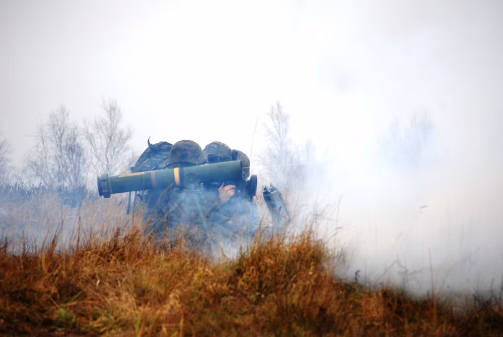 Phiên bản tên lửa chống tăng Spike LR có được bổ sung thêm thiết bị liên lạc giữa đạn và xạ thủ trong quá trình bay tới mục tiêu thông qua cáp quang.