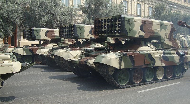 Theo một số nguồn tin, Quân đội Azerbaijan đã nhập khẩu 18 hệ thống phun lửa hạng nặng TOS-1A Buratino từ Nga. Ảnh: TOS-1A trong cuộc duyệt binh của Azerbaijan.