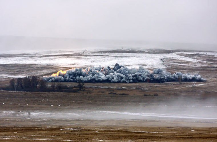 Đặc biệt, chúng được trang bị đầu đạn kiểu nhiệt áp có sức sát thương cực kỳ ghê gớm. Vũ khí nhiệt áp được giới quân sự gọi là vũ khí nguyên tử nhưng không có phóng xạ. Khi nổ tạo ra sức sát thương rất lớn do nhiệt độ của nó tỏa ra xung quanh và rút tất cả không khí vào trong ngọn lửa tạo thành một vùng chân không trong thời gian ngắn tác động đến mọi sinh vật xung quanh vụ nổ. Việc rút hết dưỡng khí để cháy khiến cho mọi sinh vật bị ngạt ngất đi thậm chí dẫn đến cái chết.