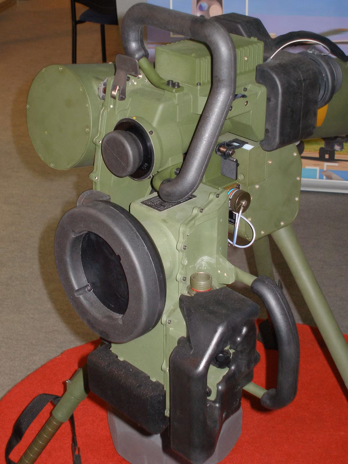 Tổ hợp tên lửa chống tăng Spike LR có trọng lượng tổng thể khoảng 32-34kg gồm: đạn tên lửa (nặng 14kg); bộ kiểm soát và phóng (CLU) nặng 5kg; giá ba chân nặng 2,8kg; pin 1kg và kính ngắm hồng ngoại nặng 4kg. Trong ảnh là bộ kiểm soát phóng (CLU) với kính ngắm hồng ngoại.