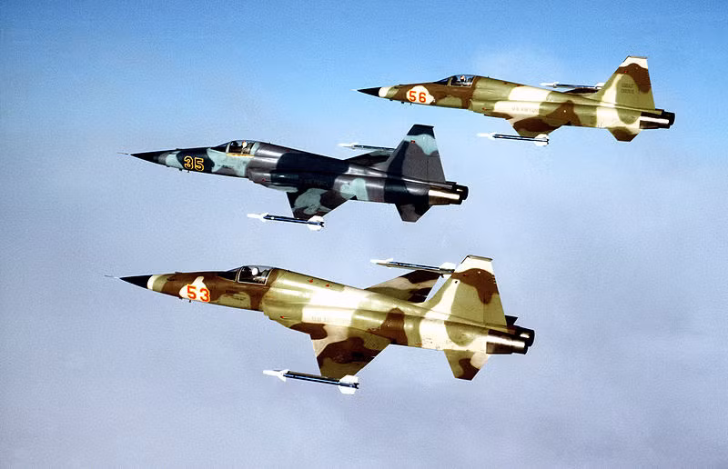 Tiêm kích F-5E/F Tiger II với kiểu cánh tam giác, nhỏ gọn, cơ động được đánh giá rất phù hợp “giả vờ” MiG-21. Thậm chí, trong bộ phim TOP GUN của Tom Cruiser, F-5 được đặt là MiG-28 không chiến với các máy bay F-14A.