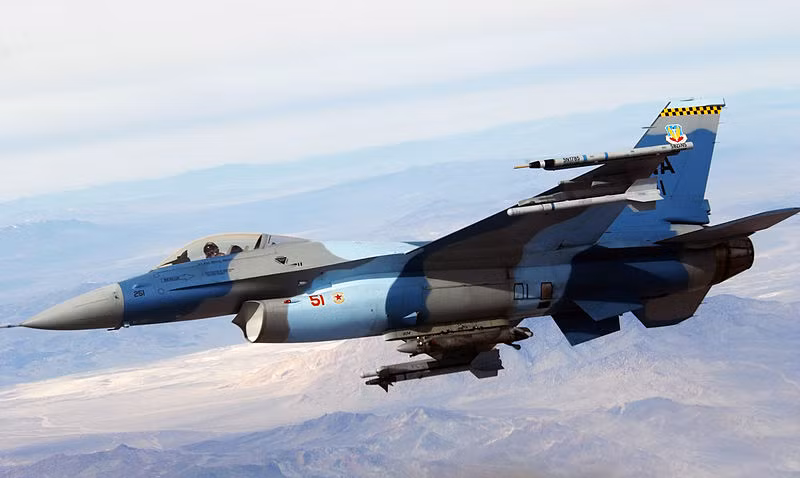Chiếc F-16 dùng cho các phi đội đối địch tập trận.
