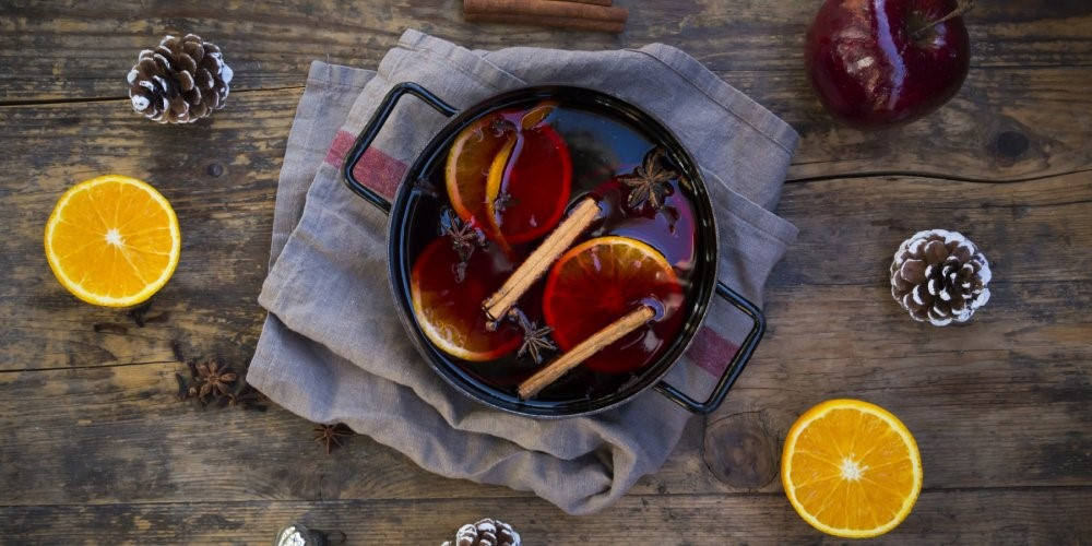 Để làm món này, người cho mật ong đun sôi trong rượu, sau đó thêm gia vị (tiêu, nguyệt quế, nghệ tây) và chà là. Hỗn hợp này sau đó được trộn với rượu mạnh hơn để dung hòa. Ảnh: Hitorise The France