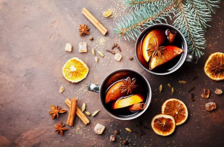 Mãi đến những năm 1890, truyền thống rượu ngâm trong thời kỳ Giáng sinh mới được phát triển, đặc biệt là ở các chợ Giáng sinh truyền thống của Pháp, nơi mỗi thương gia cung cấp rượu ngâm do chính họ sản xuất, với thiết kế nhãn dành riêng cho từng loại. Ảnh Gently Images