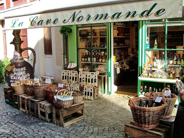 Sự cạnh tranh lành mạnh giữa các thương gia đã tạo ra văn hóa dân gian trong các khu chợ này và cho các lễ hội cuối năm, điều này chỉ làm tăng thêm mong muốn của người tiêu dùng và việc họ đến các khu chợ này. Ảnh: Hitorise The France