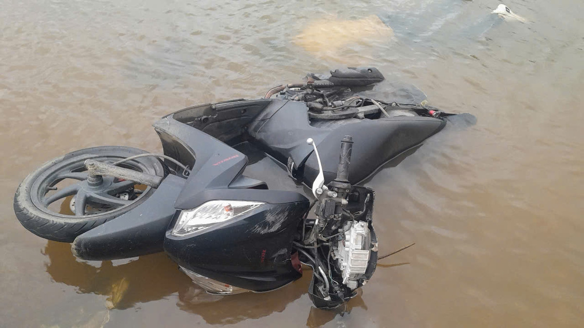 Quang Ngai: Phat hien thi the cung xe may duoi song Ca Ninh