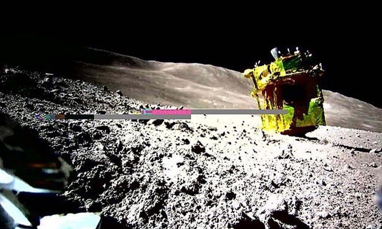 Một sự cố khiến cho toàn bộ chi khoản chi phí 120 triệu USD tiêu tan khi tàu thăm dò Mặt Trăng SLIM của Nhật Bản đáp xuống bề mặt chị Hằng trong tư thế lộn ngược. Mặc dù những thông tin cần thu thập đã được gửi về trước đó, các tấm pin năng lượng đã không thể bắt được ánh sáng để cung cấp điện cần thiết cho hoạt động của tàu. Ngày 28/4/2024 là lần cuối cùng SLIM gửi tín hiệu về trái đất, nhiệm vụ của tàu đổ bộ này chính thức kết thúc khi mọi nổ lực liên lạc không có kết quả.