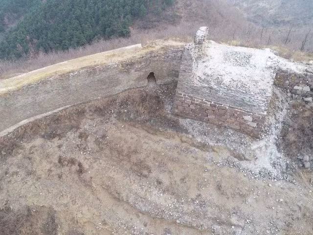 Việc đặt cỏ lau vào giữa các lớp đất nện là để giúp tường thoát nước tốt hơn khi bị mưa xối. Để chống lại mưa bão và gió mạnh, người xưa đã sử dụng đất vàng sa mạc tại địa phương. Loại đất này chứa nhiều canxi cacbonat, khi gặp nước sẽ tự đông cứng lại. Ảnh: TANDF online