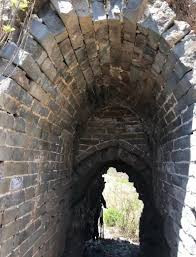 Ví dụ, theo ghi chép chính thức thời nhà Minh, chính quyền cho phép các bộ lạc du mục qua lại giữa Thanh Hải và Hà Sáo để chăn thả gia súc thông qua ẩn môn. Một số ẩn môn thậm chí có thể vừa được hai con ngựa đi qua cùng lúc đã chứng minh điều này. Ảnh: TANDF online