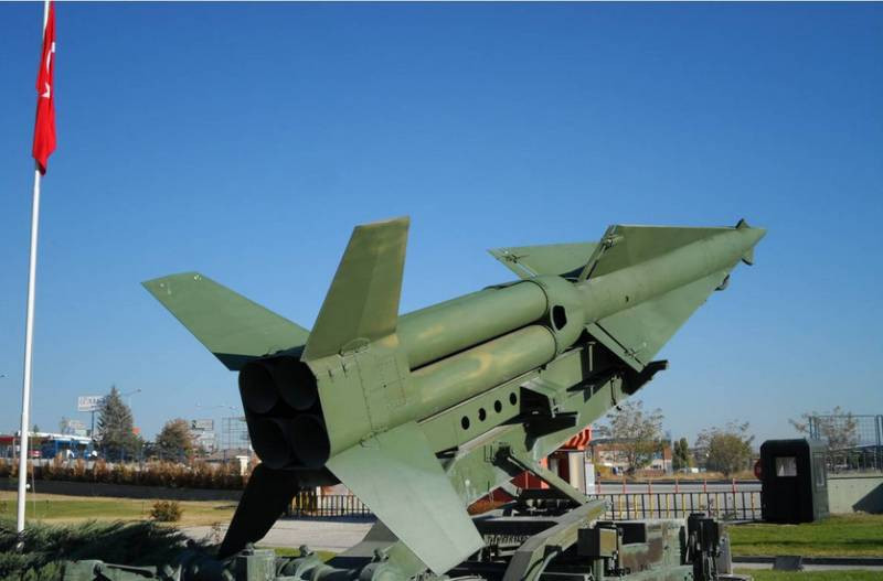 Sau khi tham gia khối quân sự NATO (năm 1952), Thổ Nhĩ Kỳ đã nhận được sự giúp đỡ của Mỹ để xây dựng hệ thống phòng không quốc gia; các loại vũ khí, khí tài phòng không của Thổ chủ yếu do Mỹ sản xuất; tính đến đầu những năm 1970, Thổ Nhĩ Kỳ đã nhận được khoảng 1 tỷ USD vũ khí và thiết bị quân sự của Mỹ.