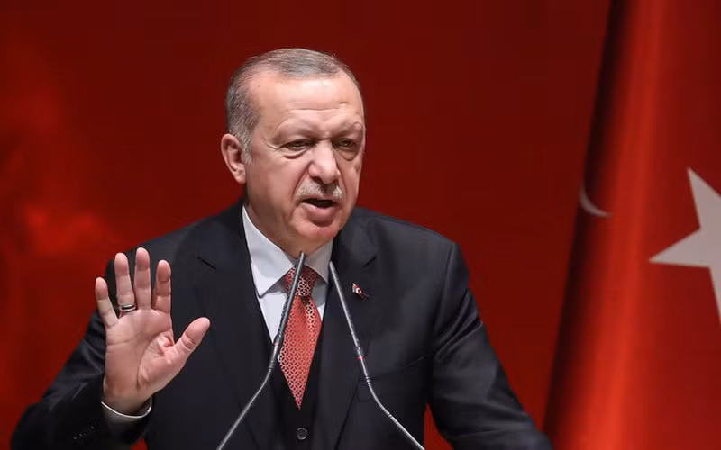 Ankara nêu ra "tối hậu thư", yêu cầu trả lại cho phiến quân những vùng đất đã được quân đội Syria giải phóng ở Idlib và Aleppo, đồng thời tuân thủ các điều kiện ban đầu của thỏa thuận Sochi, ngoài ra ông Erdogan từ chối xem xét lựa chọn khác.